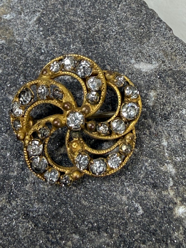 Antique Victorian Edwardian Gold Filled Glass Paste Love Knot Spiral Brooch Pin